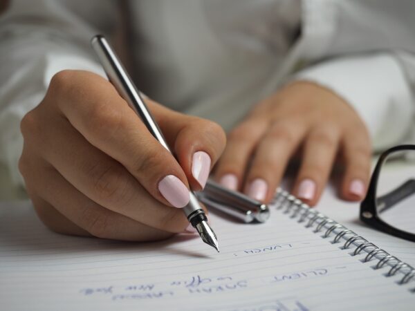 Deslumbre com Unhas Elegantes: O Toque Perfeito para Profissionais de Decoração