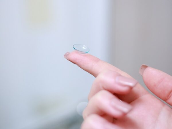 Desvendando os Segredos dos Cuidados com Lentes de Contato: Um Guia Prático e Animado